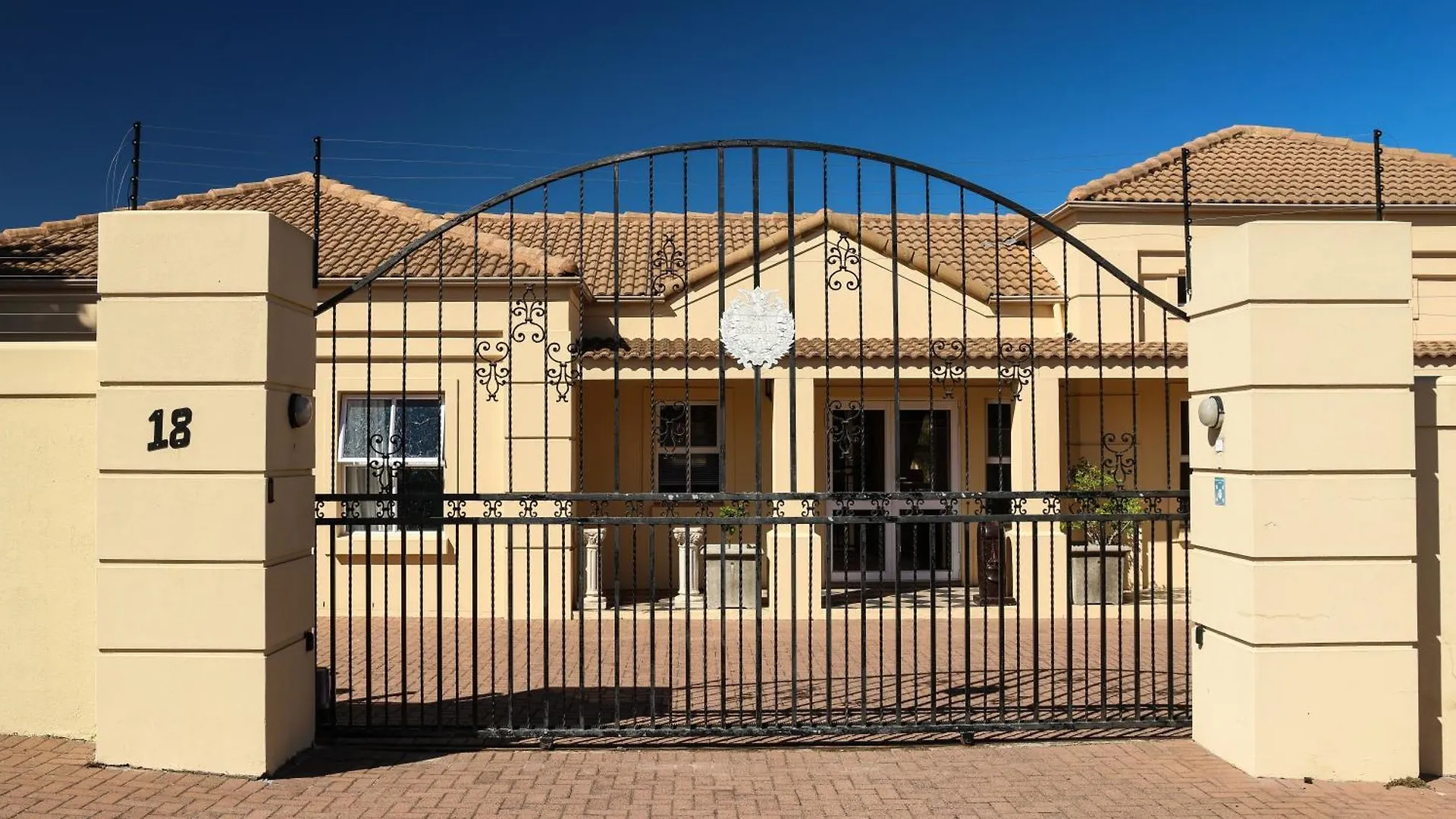 Big Five Apartement Somerset West Bed and breakfast